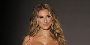 Jessie James Decker šou kilimo ir tūpimo taku vaikšto su rožiniu bikiniu ir auksiniais aukštakulniais