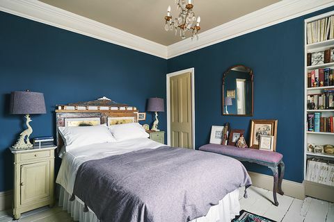 nuotaikingas mėlynas ir violetinis miegamasis Annie sloan Oksfordo namuose