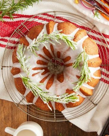 Rosemarylemon bundt pyragas su cukruotais rozmarinais