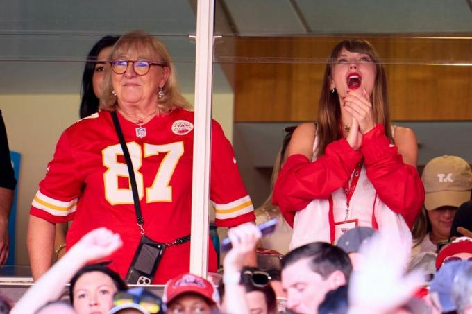 Kanzasas, rugsėjo 24 d., Taylor Swift džiūgauja iš apartamentų su Donna Kelce, kai Kanzaso miesto vadovai vaidina Čikagos lokius per pirmąjį pusmetį geha lauke Arrowhead stadione 2023 m. rugsėjo 24 d. Kanzaso mieste, Misūrio valstijoje Cooper Neillgetty nuotrauka vaizdai