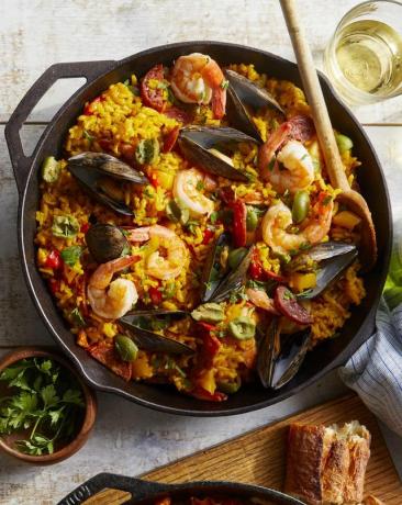 jūros gėrybės ir chorizo ​​paella su paprikomis