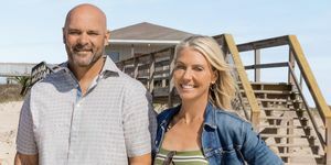 kaip matyti per hgtv mūšį paplūdimyje 2 sezone, mentoriai alison victoria, ty pennington ir taniya nayak pozuoja paplūdimyje su teisėjais Bryan ir Sarah Baeumler reklaminiu portretu