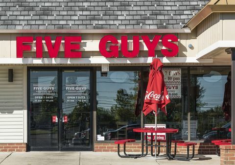 11 dalykų, kuriuos turite žinoti prieš valgydami „Five Guys“ mėsainius ir bulvytes
