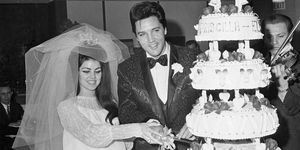 Elvis ir Priscilla Presley pjaustė savo vestuvinį tortą