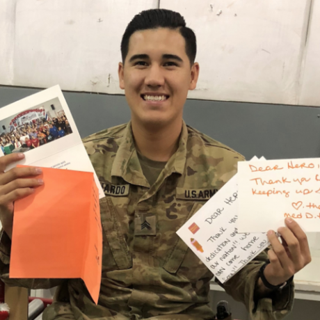 kareivis, turintis ranka rašytus laiškus