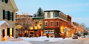 gatvė su pastatais ir sniegu Vudstoko Vermonte