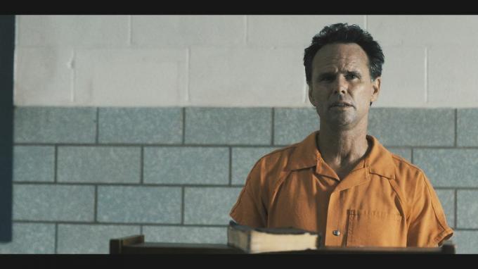 Walton Goggins kaip berniuko minia oranžiniu kalėjimo kombinezonu su Biblijos pateisinamu miesto pirmykščiu finalu