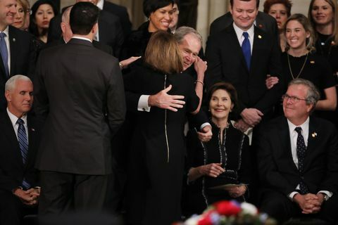 Kongreso lyderiai priima vėlyvojo prezidento George'o H.W. atvykimo į kapitulą ceremoniją. krūmas