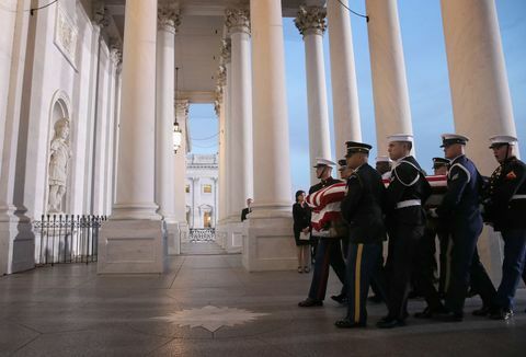 Kongreso lyderiai priima vėlyvojo prezidento George'o H.W. atvykimo į kapitulą ceremoniją. krūmas