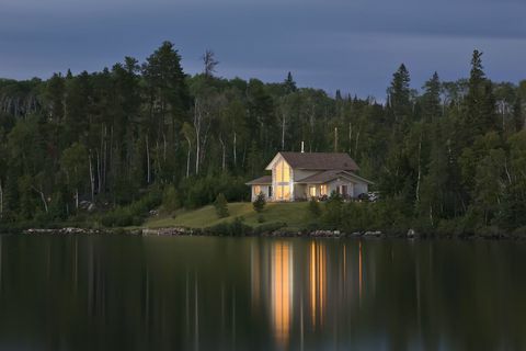 Namas šalia miško ir ežero