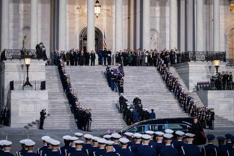 Kongreso lyderiai priima vėlyvojo prezidento George'o H.W. atvykimo į kapitulą ceremoniją. krūmas