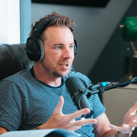 daksų aviganis pavaizduotas fotelio ekspertui su dax shepard podcast'u, kuriame dalyvauja Jennette Mccurdy