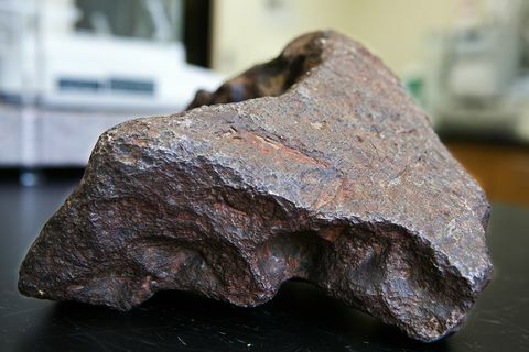 Profesorė Monaliza Sirbescu rodo meteoritą.