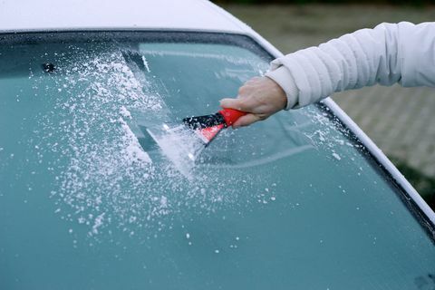 nušveisdamas šalną nuo automobilio priekinio stiklo