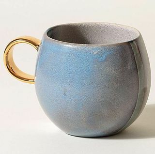 Mėlynos ir pilkos spalvos akmens masės puodelis