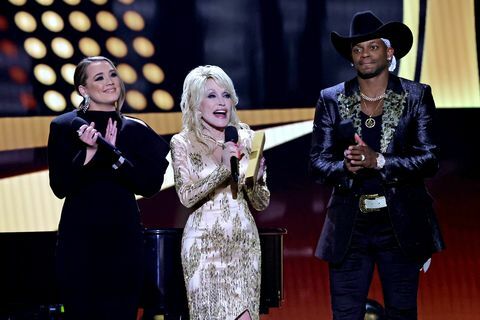 Las Vegasas, Nevada, kovo 07 d., 57-osios akademijos metu scenoje kalba kartu su Gobby Barrett, Dolly Parton ir Jimmie Allen. kantri muzikos apdovanojimų ceremonija 2022 m. kovo 07 d. stadione Las Vegase, Nevadoje Kevin Wingetty nuotrauka acm