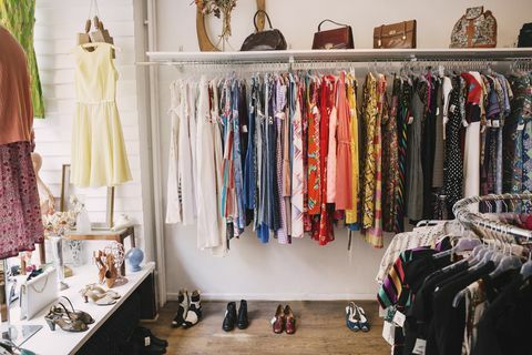 drabužiai ir batai, skirti eksponuoti dėvėtų drabužių parduotuvėje
