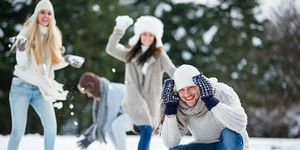žiemos festivaliai su būriu draugų, žaidžiančių sniege