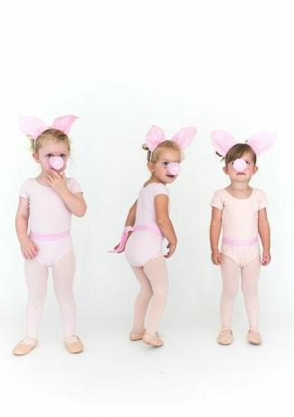 mažos mergaitės su rausvomis pėdkelnėmis ir vienos, su kiaulių ausimis ir kiaulių snukiais