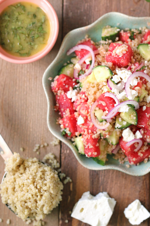 arbūzo agurkų quinoa salotos