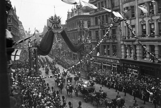 Jungtinės Karalystės procesija, einanti judria Londono magistrale per edvardo vii karūnavimą 1841 m. 1910 m., dešinėje yra j Lyons arbatos kambario nuotrauka pagal ssplgetty images