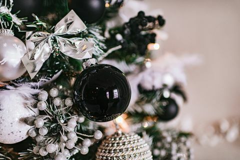 Kalėdų dekoravimo fonas, Naujųjų metų eglutės papuošimas, Kalėdinės lemputės ir dovanos, juoda ir balta bei sidabras, žiemos šventės, šventė, Kalėdų išvakarės, Kalėdų eglutė, įvykiai, vakarėlis