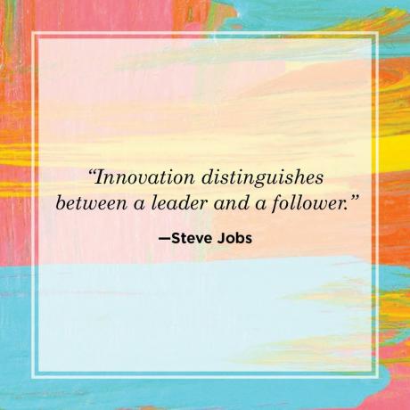 Steve'o Jobso lyderystės citata, kurioje sakoma, kad inovacijos išskiria lyderį ir pasekėją, akvarelės fonas