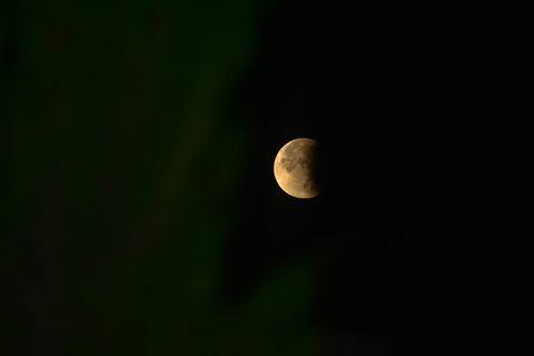 Mėnulis gali būti matomas dalinio mėnulio užtemimo metu ...