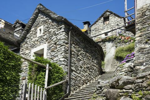 Tipiški natūralaus akmens namai Šveicarijoje, Ticino, Corippo