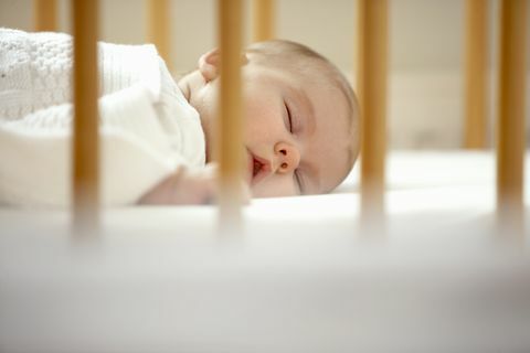 kūdikis miega lovelėje