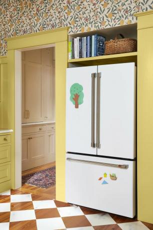 britiško stiliaus virtuvės baltas šaldytuvas