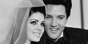 originalus antraštė 511967 las vegas, nv dainininkas Elvis Presley ir jo nuotaka Priscilla ann Beaulieu, pozuoja nuotraukai jų vestuvės Aladdin viešbutyje 31 metų Presley susitiko su savo 22 metų nuotaka, kai jis buvo dislokuotas Vokietijoje per savo armiją. paslauga