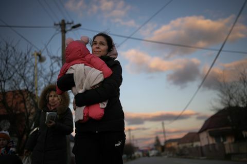 Velke slemence, slovakija, kovo 10 pabėgėlių, bėgančių iš Ukrainos, eina į priėmimo centrą Velkės slemence pasienio punkte 2022 m. kovo 10 d. Velke Slemence, Slovakija daugiau Daugiau nei du milijonai žmonių pabėgo iš Ukrainos į kaimynines šalis nuo to laiko, kai Rusija vasario 24 d. pradėjo plataus masto invaziją į šalį christopherio Furlonggetty nuotrauka vaizdai