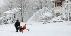 Monroe, Niujorke, kovo 14 d., vaizdas į gausų snygią, o gyventojas bando pašalinti sniegą iš namų įėjimų Monroe, Niujorke kovo 14 d. 2023 gyventojai bando valyti sniegą nuo įėjimų į namus ir nuo savo automobilių viršaus nuotrauka, agentūros lokman vural elibolanadolu per getty vaizdai