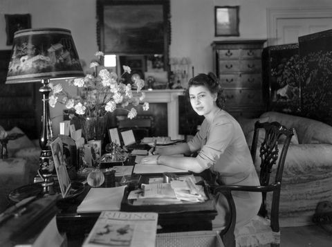 1946 m. ​​liepos 19 d. princesė Elizabeth, dirbanti prie savo stalo Bekingemo rūmuose, Lisa sheridanstudio nuotrauka lisagetty images