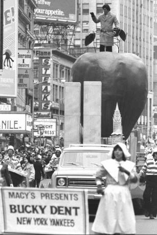 1978 m. macys parade New York Yankees „Bucky dent“ važiuoja ant didžiojo obuolio plūdės