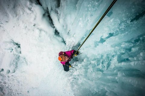 alpinistinė moteris sniego ledas