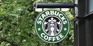 Edinburgas, Škotija 2011 m. liepos 19 d. Starbucks kavos ženklas prie Starbucks kavos parduotuvės Edinburge „Royal Mile Starbucks Corporation“ yra tarptautinė kavos ir kavinių tinklas, įsikūręs Sietle, Vašingtonas