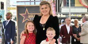 Kelly Clarkson ir vaikai River Rose Blackstock ir Remington Alexander Blackstock pozuoja per žvaigždžių ceremoniją keliui Clarksonas Holivudo šlovės alėjoje 2022 m. rugsėjo 19 d. Los Andžele, Kalifornijoje, Michaelo Bucknervariety nuotrauka per getty vaizdai