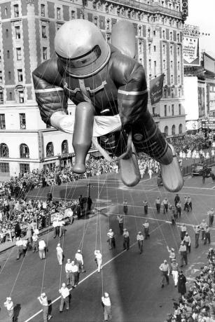 70 pėdų ūgio heliu užpildytas guminis erdvėlaivis Macys dienos parade 1953 m.