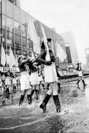 žygiavimo grupė groja lietuje 1975 m. macys parade