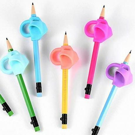 Ši rašymo priemonės rankena moko jūsų vaiką, kaip teisingai laikyti pieštuką