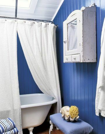 mėlynas vonios kambarys su baltais akcentais