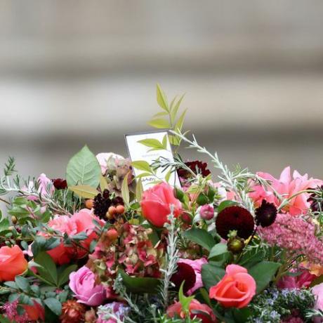 Londonas, Anglija, rugsėjo 19 d., gėlės sėdi ant Didžiosios Britanijos karalienės Elžbietos karsto, kai jos nešamos į Vestminsterio abatiją per valstybines laidotuves ir karalienės Elžbietos II laidotuves Vestminsterio abatijoje 2022 m. rugsėjo 19 d. Londone, Anglijos visuomenės nariai galės pagerbti jos didybę karalienę Elžbietą II 23 valandas per parą nuo 1700 m. 2022 m. rugsėjo 18 d. iki 0630 m. 2022 m. rugsėjo 19 d. karalienė Elizabeth II mirė Balmoral pilyje Škotijoje 2022 m. rugsėjo 8 d., o ją pakeitė jos vyriausias sūnus karalius Charles iii nuotrauka, kurią pateikė hannah mckay wpa „poolgetty“ vaizdai