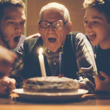 Jauni vyrai, švenčiantys senelių gimtadienį