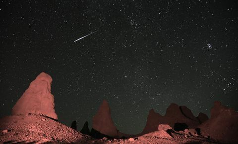 Trona, Kalifornija, rugpjūčio 2 d., meteorito vaizdas, einantis virš tronės viršūnių netoli mirties slėnio, ca per kasmetinius persekiojamų meteorų lietus, 2019 m. rugpjūčio 2 d., bob riha jr nuotrauka, getty vaizdai