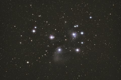 vaizdas į gražią žvaigždžių spiečius, pavadintą plejadomis m45, Tauro žvaigždyne