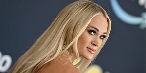 Carrie Underwood žiūri per petį