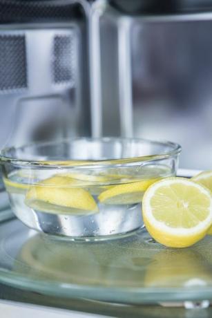 valymo būdas mikrobangų krosnelėje su vandeniu ir citrina