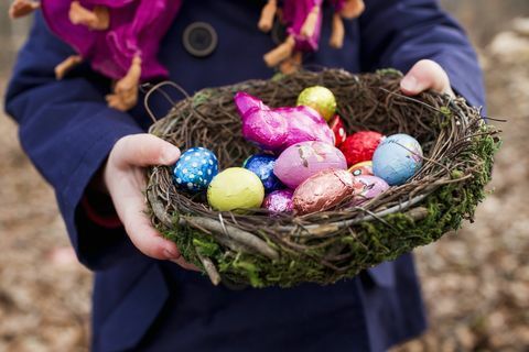 Šokoladiniai velykiniai kiaušiniai į krepšelį